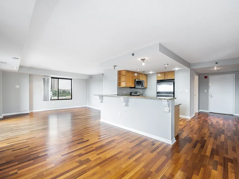 700 1st St #8H — Photo 8