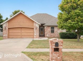 920 E Weldon Dr, Nixa, MO 65714