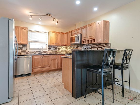 5th image of 915 Plum Grove Cir