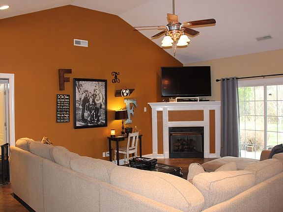 4th image of 684 Sunrise Dr