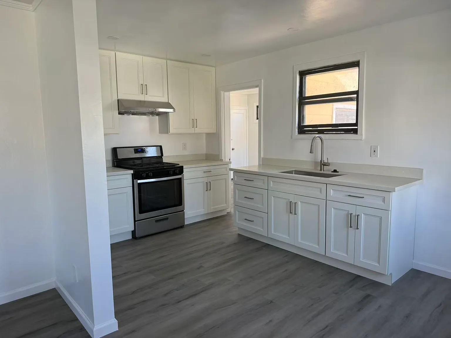 3 bed, 910 sqft, $3,800 — Photo 3