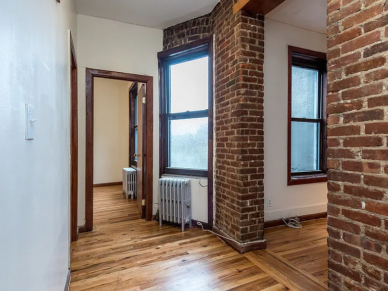 206 Scholes St #25 — Photo 5