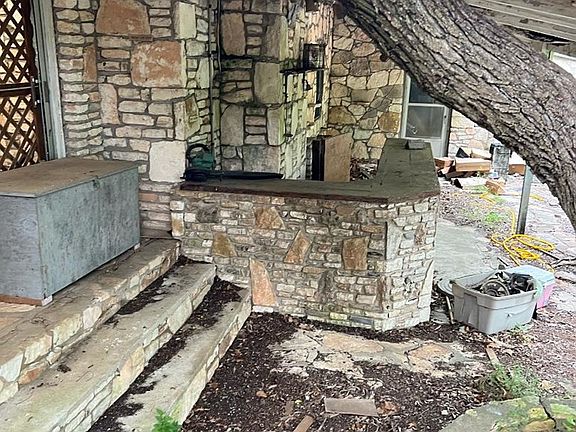 3rd image of 111 Prine Ln