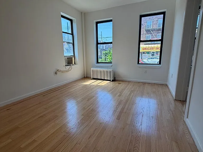 1905 W 10th St #2 — Photo 2