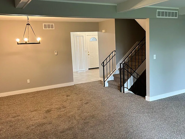 Roanoke Towne St — Photo 32