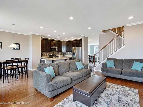 5th image of 332 Princeton Ct
