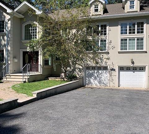 LONG DRIVEWAY FOR 2 EXTRA VEHICLES