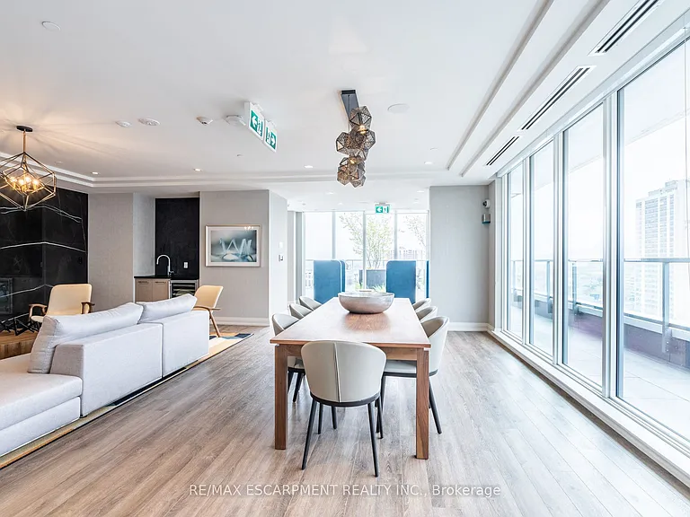 212 King William St #816 — Photo 35