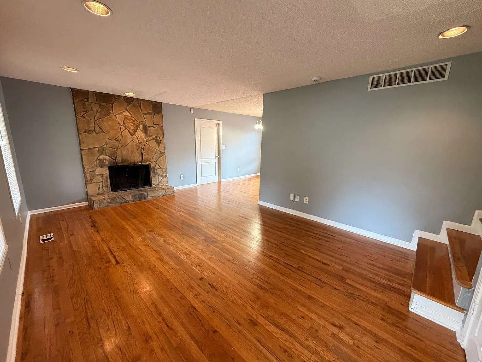 3 bed, 2.0 bath, 1318 sqft, $1,695 — Photo 2