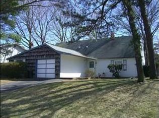 20 Saint Marks Cir, Islandia, NY 11749