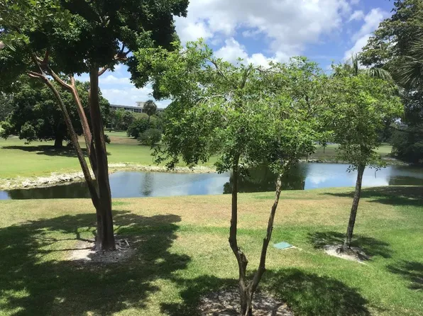 565 Oaks Lane #203, Pompano Beach, FL 33069