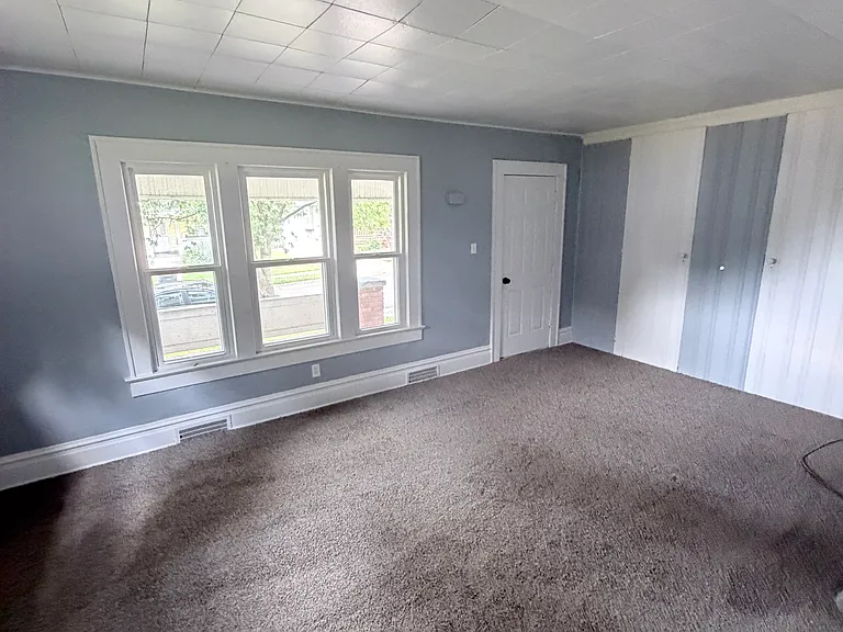 1155 Sawyer Ave — Photo 2