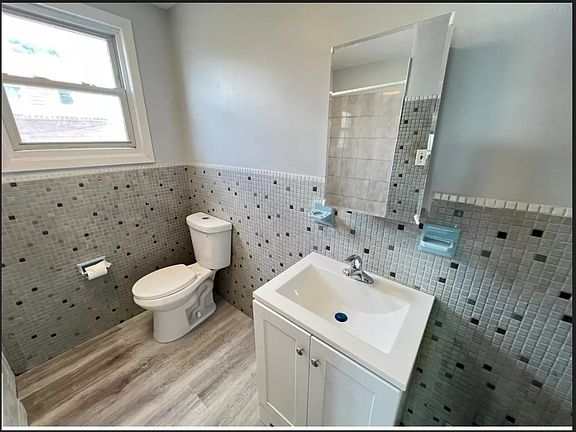 5th image of 239 Halladay St APT 1L