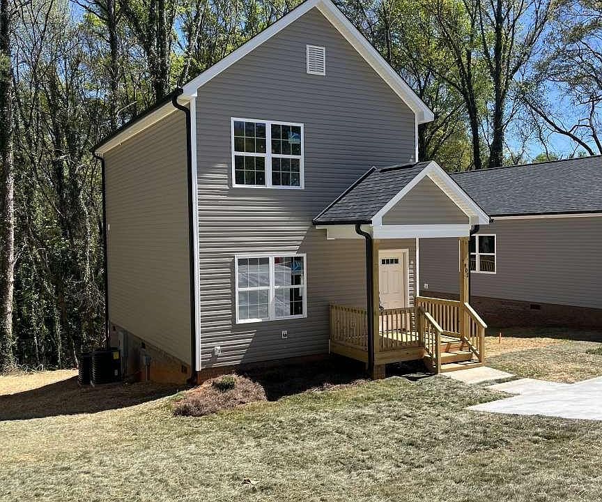 2nd image of 902 Weldon St
