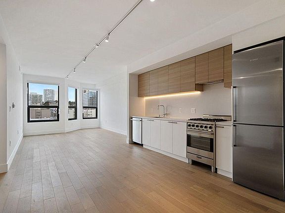 2nd image of 719 Larkin St #706