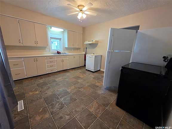 4th image of 1119 Chaplin STREET E
