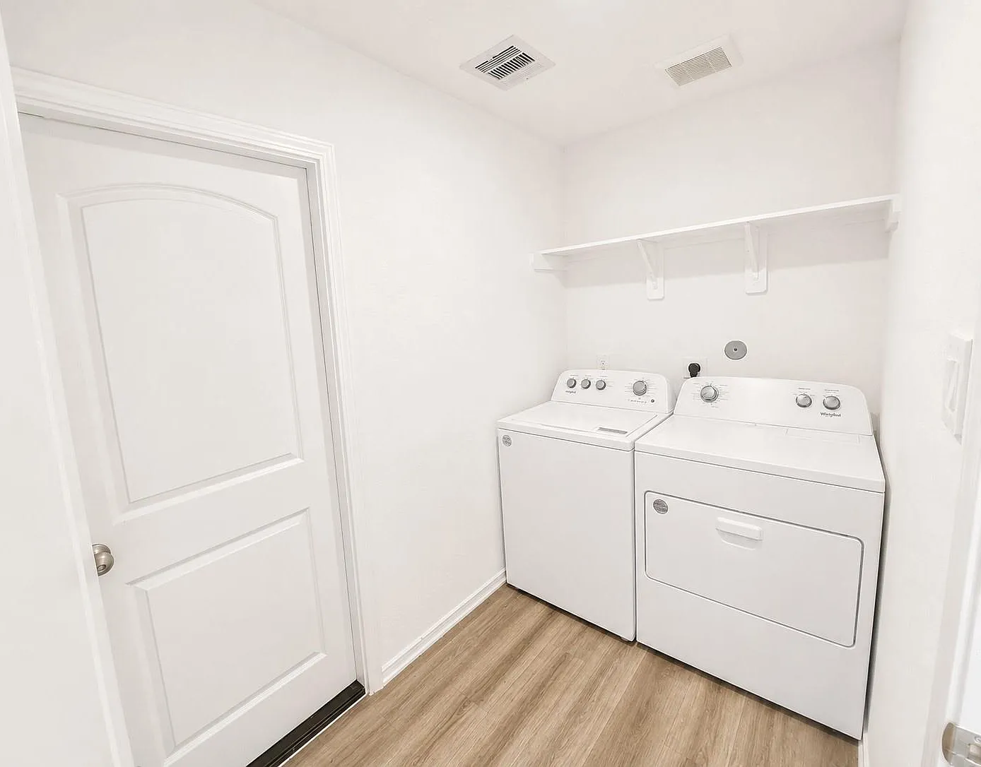 3 bed, 2.0 bath, 1576 sqft, $2,300 — Photo 3