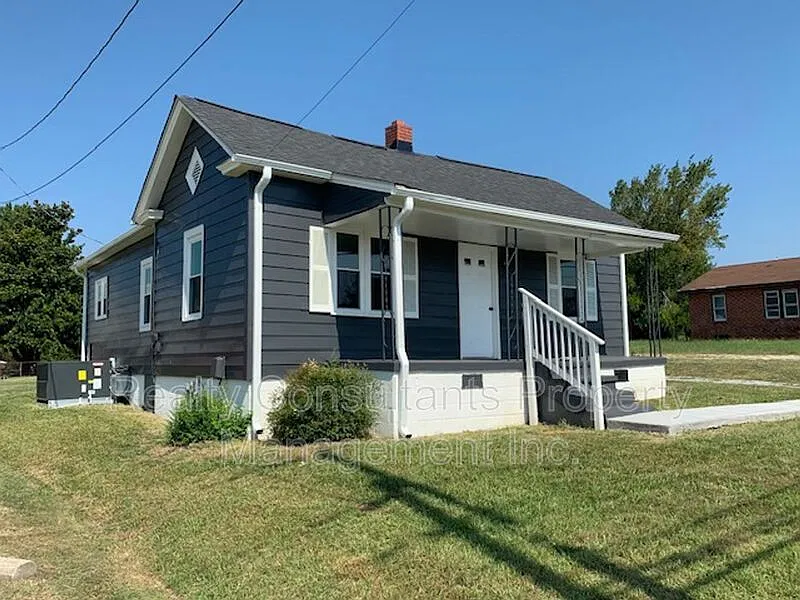2 bed, 1.0 bath, 823 sqft, $1,250 — Photo 2