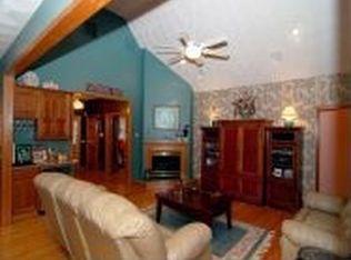 2 Lisa Marie Cir, Warwick, RI 02886