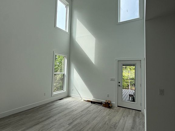 4th image of 210 Stanley Dr