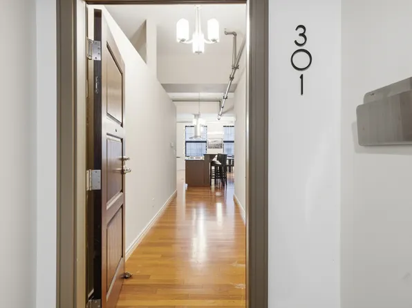 212 N Center St Unit 301, Bloomington, IL 61701