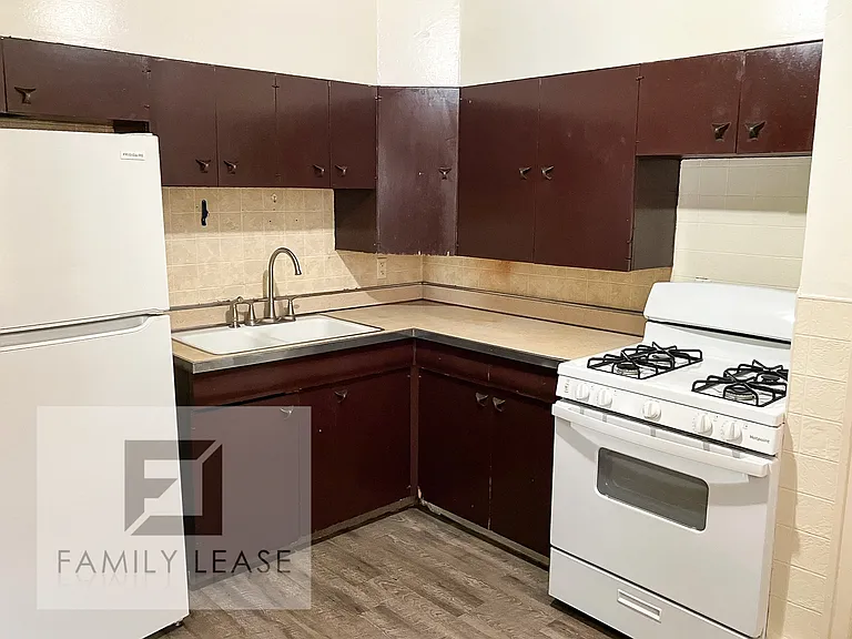 1087 N Summit Ave — Photo 4