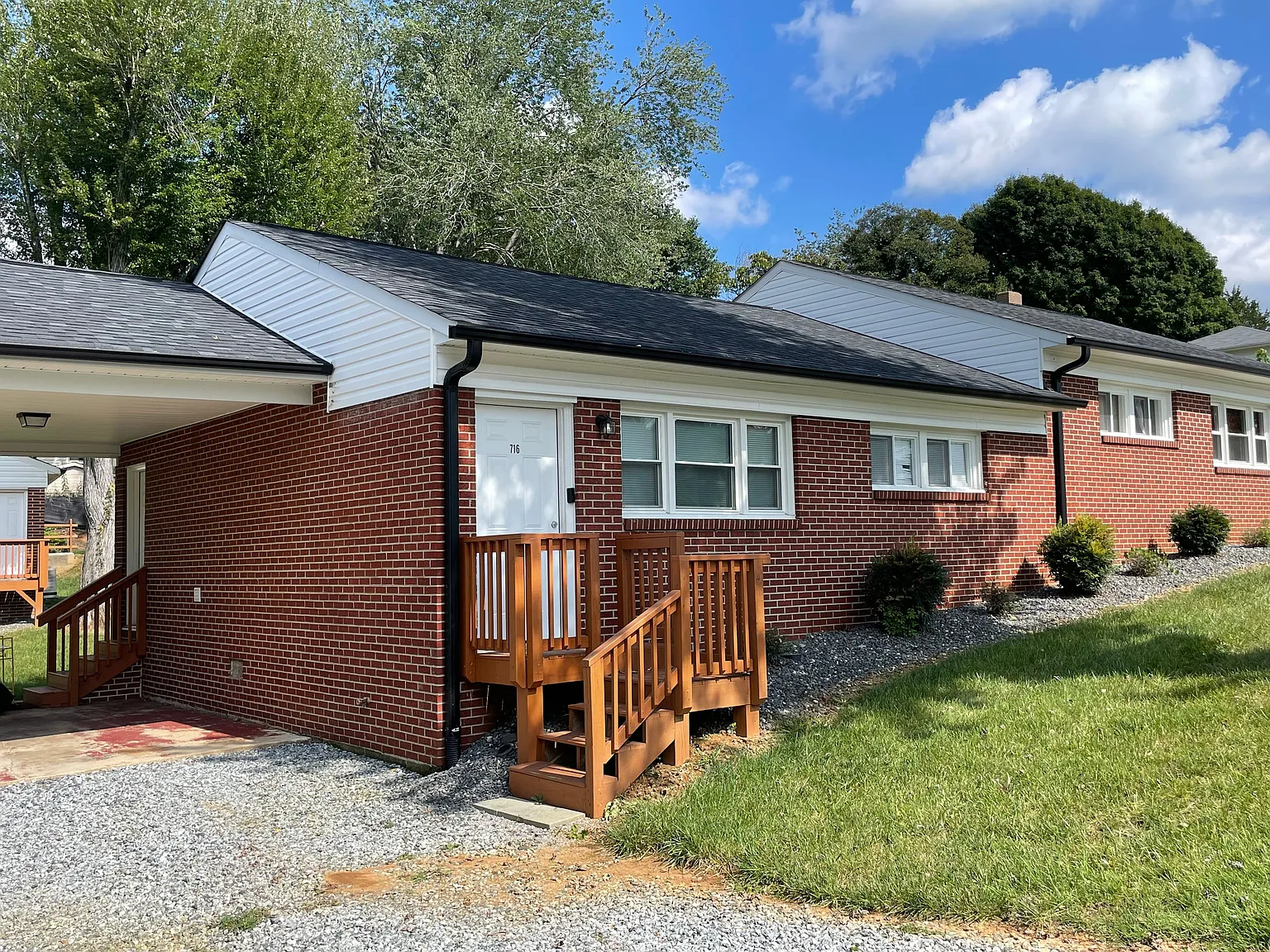 2 bed, 1.0 bath, 756 sqft, $1,195 — Photo 2