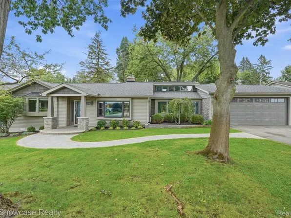 2152 Shankin Dr, Walled Lake, MI 48390