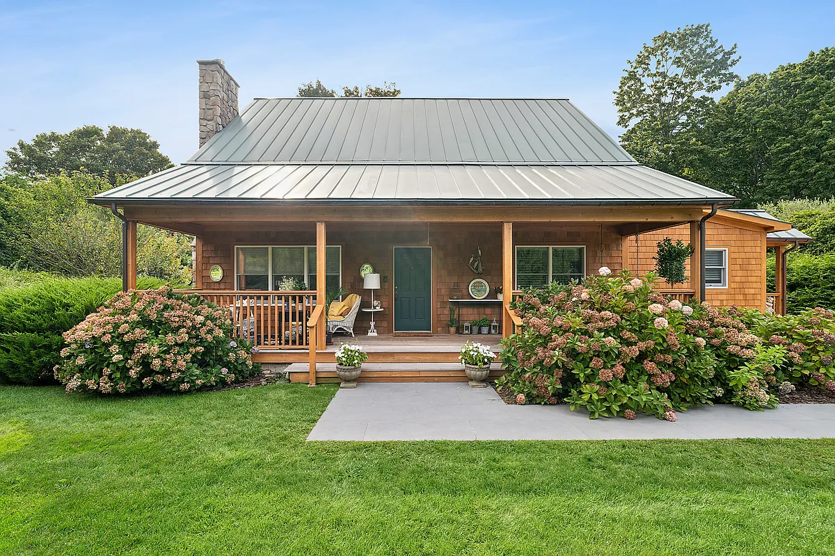 Building Photo - 176 Bridgehampton Sag Harbor Tpke