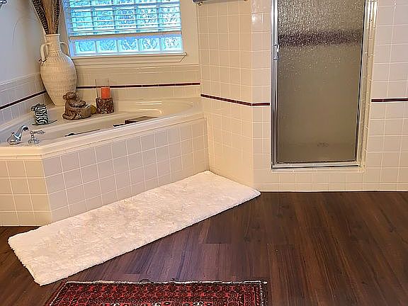 3rd image of 6009 Shadyside Ln