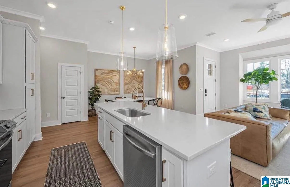 3 bed, 3.0 bath, $2,600 — Photo 3