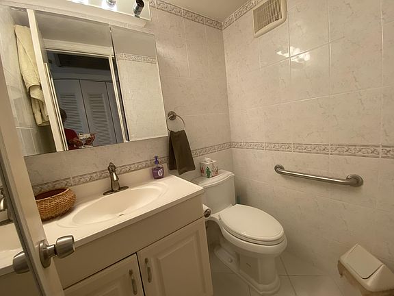 5th image of 373 Chatham S