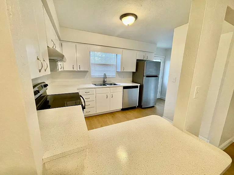 2 Bedroom/1 Bathroom Move-in Ready Townhome w\ 1 Month Free Rent!! — Photo 16