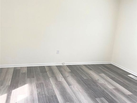 3rd image of 208 Hampton St