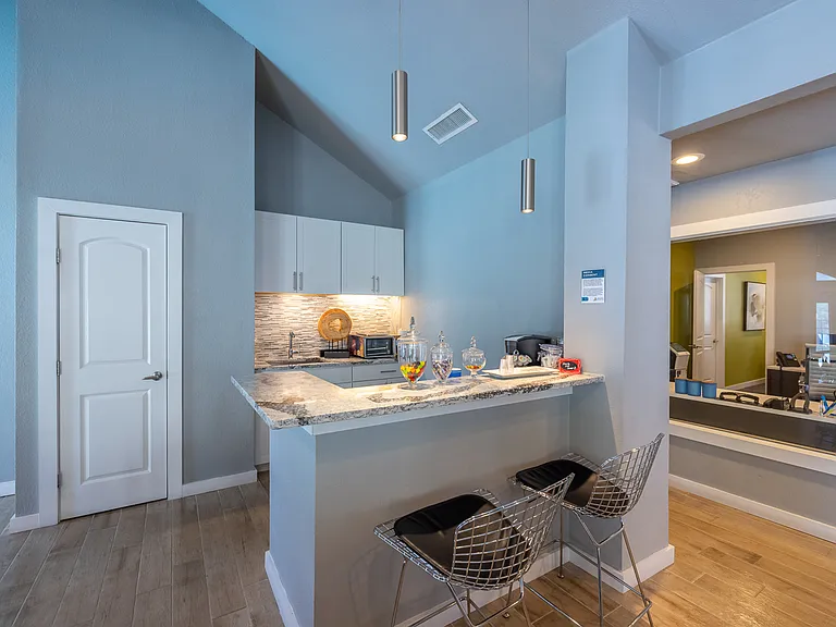 City Crest Apartments — Photo 16