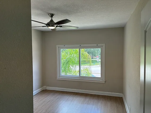 320 S Riverside Dr — Photo 16