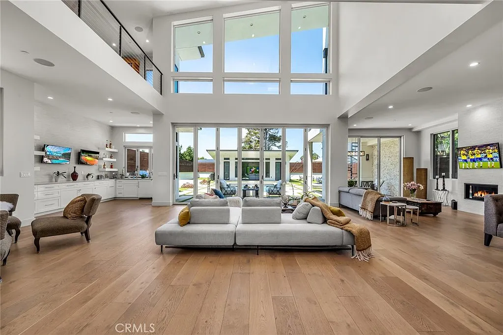 5 bed, 5.5 bath, 6200 sqft, $35,000 — Photo 1