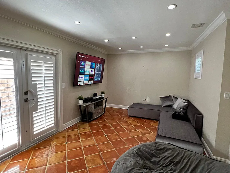 910 SW 62nd Ave — Photo 12