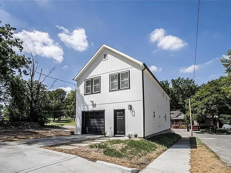 2027 Agnes Ave — Photo 10