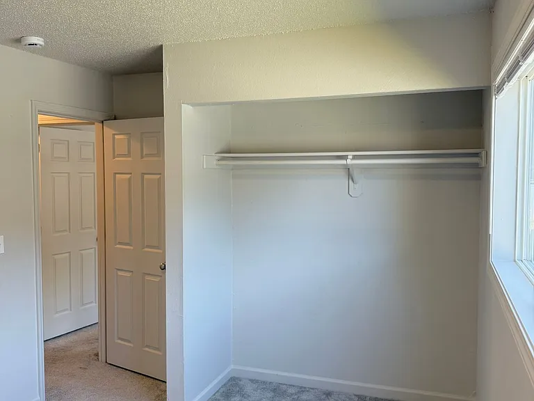 Willow Lake Apartments — Photo 8