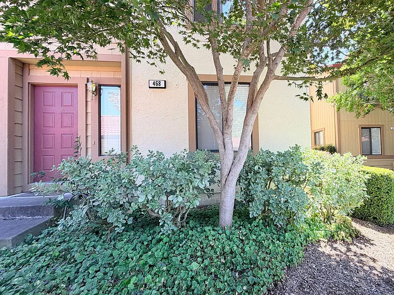 468 Park Place Dr — Photo 1