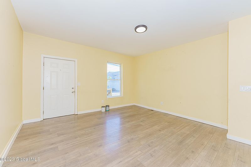 4th image of 620-622 Livingston Avenue