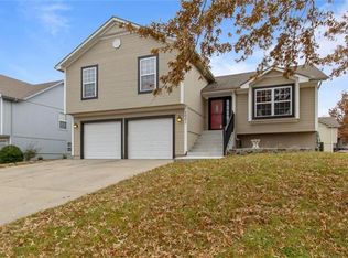1001 SE 11th St, Lees Summit, MO 64081