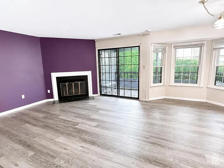 903 Woodhaven Dr — Photo 1