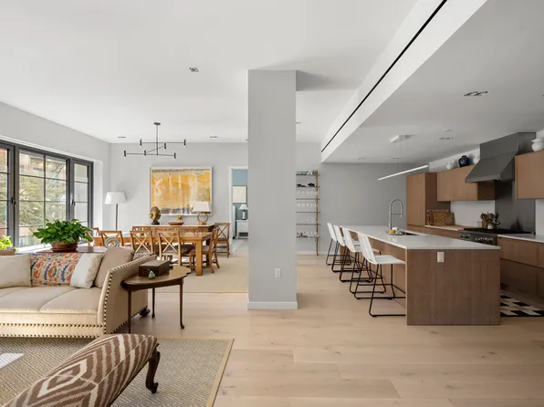 225 West 17th Street image 2 of 11