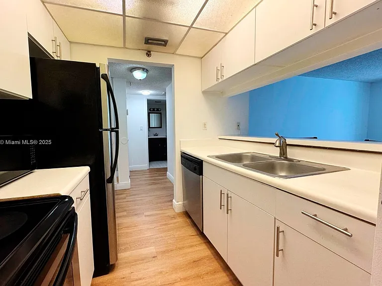 800 N Miami Ave #L-10 — Photo 9
