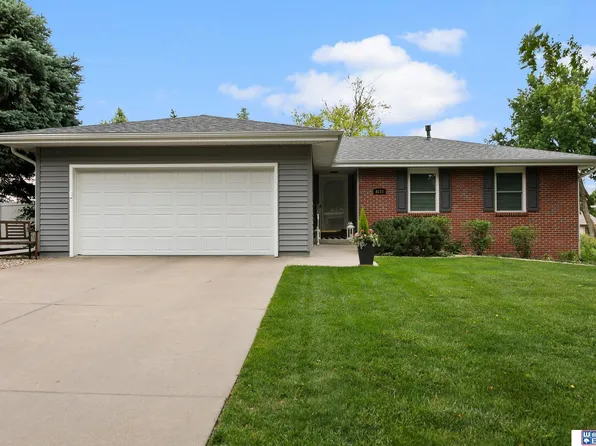 6111 Fleetwood Dr, Lincoln, NE 68516