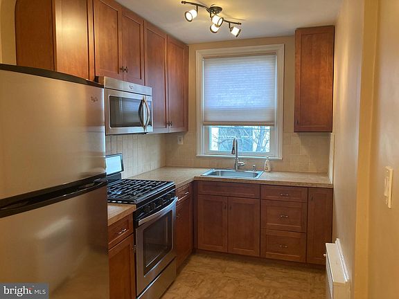 2nd image of 851 Windermere Ave