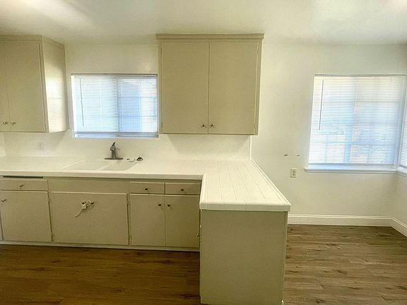 5th image of 602 S Lucas Dr