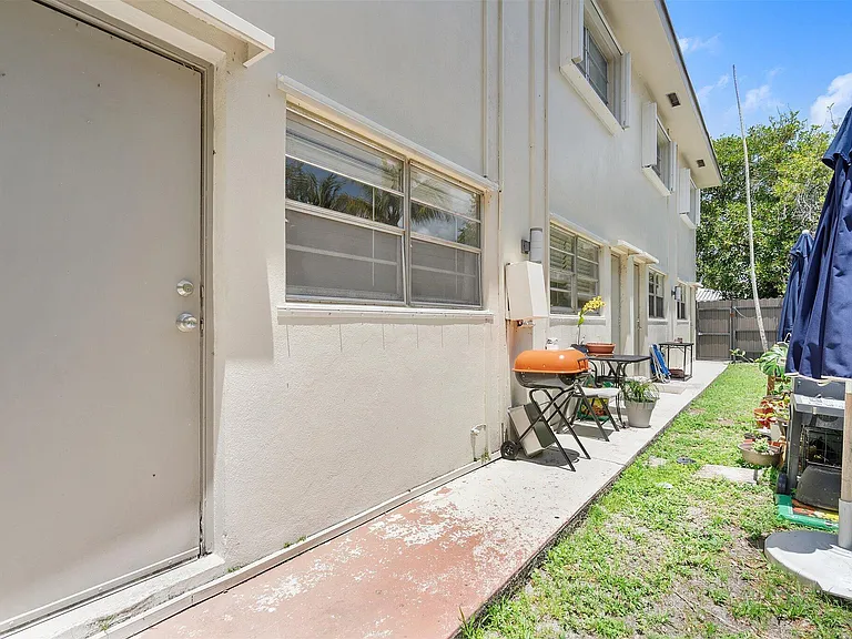 1638 Plunkett St #2 — Photo 21